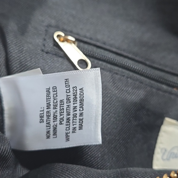 Universal Thread Sling Bag Black with Adjustable Strap - Picture 4 of 5